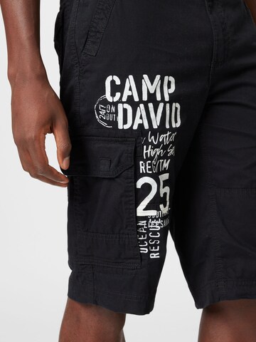 Regular Pantaloni 'Skater' de la CAMP DAVID pe negru