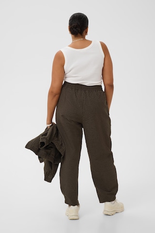 KAFFE CURVE Loosefit Kalhoty – hnědá