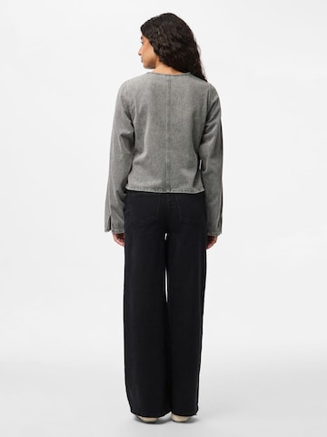 PIECES - Blusa en gris