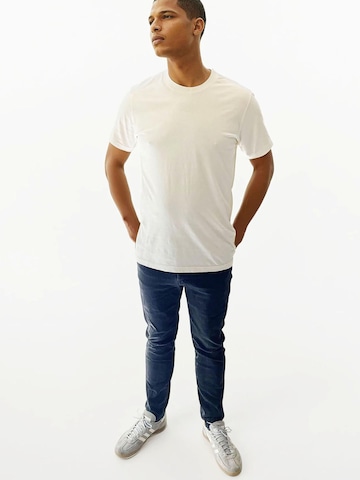 A Question Of (AQO) Bluser & t-shirts 'Anders Tee Garment Dyed' i hvid: forside