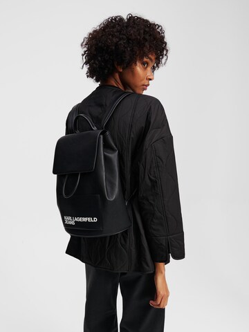 KARL LAGERFELD JEANS Rugzak ' BACKPACK MIT UMSCHLAGKLAPPE ' in Zwart: voorkant