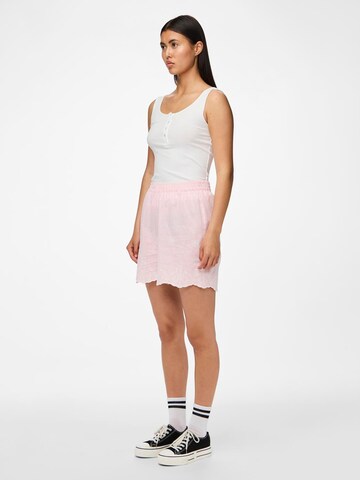 regular Pantaloni di PIECES in rosa