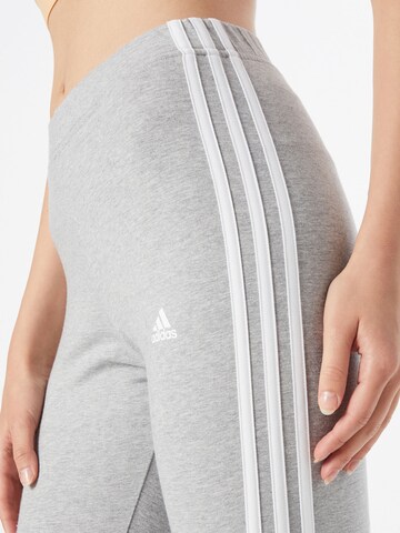 ADIDAS SPORTSWEAR - Slimfit Calças de desporto 'Essentials' em cinzento