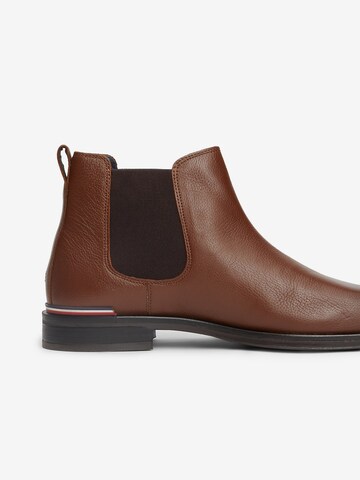 TOMMY HILFIGER Chelsea Boots in Braun