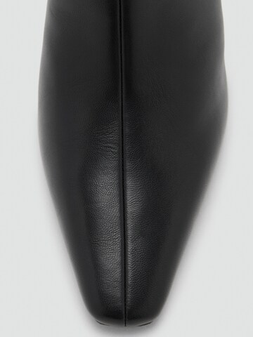 MANGO Saappaat 'Rufle' värissä musta