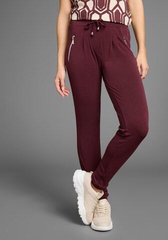 LAURA SCOTT Tapered Pants in Red: front