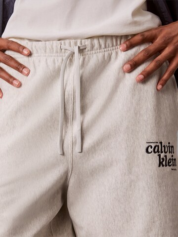Calvin Klein Jeans Loosefit Shorts in Grau