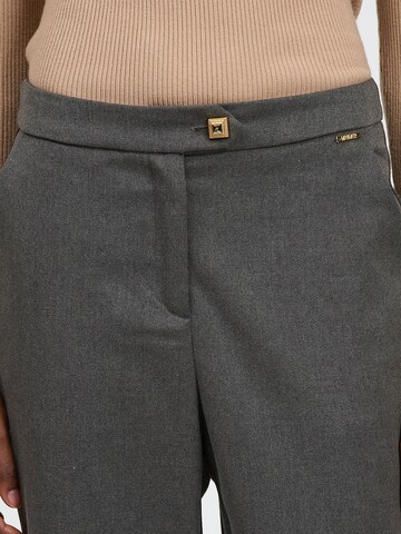 Influencer Tapered Pants in Grey