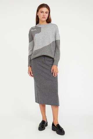Finn Flare Pullover 'Soft Floral' in Grau
