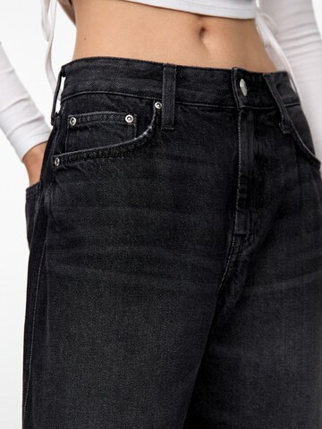 Pull&Bear Lużny krój Jeansy w kolorze czarny