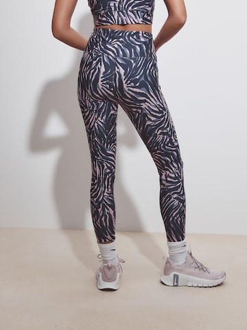 Skinny Pantaloni sportivi di Next in rosa
