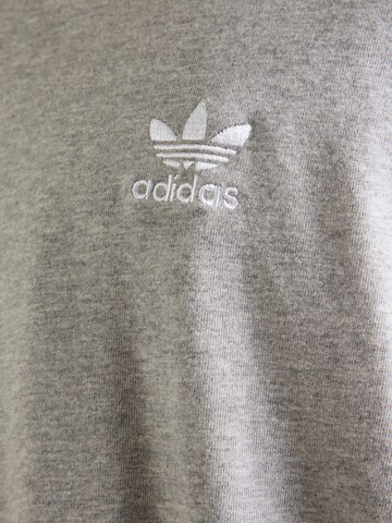 ADIDAS ORIGINALS - Camiseta 'Trefoil Essentials' en gris