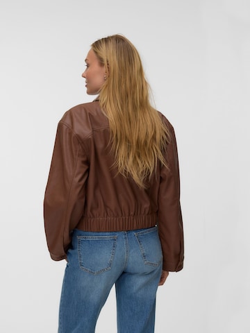 VERO MODA Tussenjas 'VM Luana' in Bruin