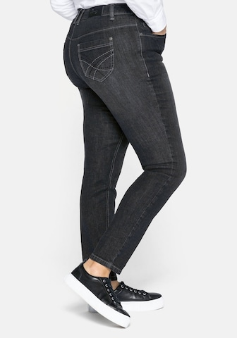 SHEEGO Slimfit Jeans i sort: forside