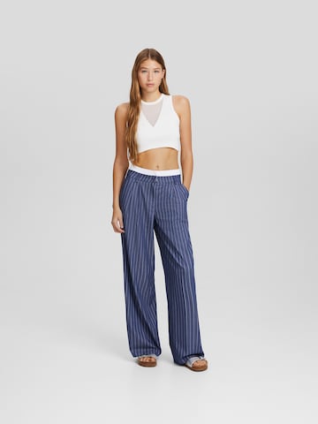 Wide leg Pantaloni cutați de la Bershka pe albastru