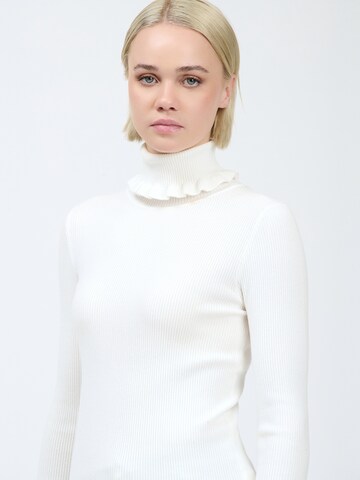 Influencer Sweater in White