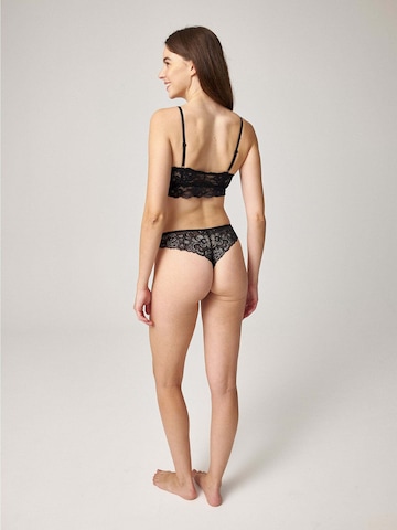 SNOCKS String in Black