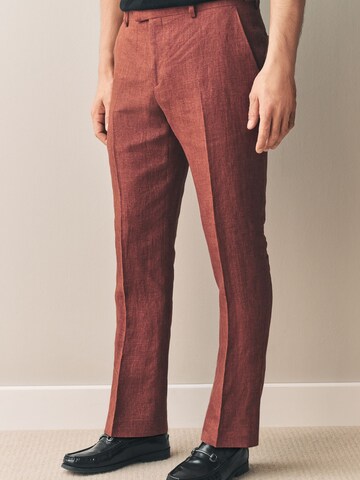 Coupe slim Pantalon à plis Next en marron : devant