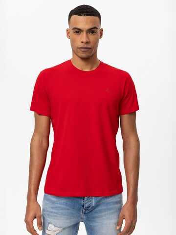 Daniel Hills - Camisa em vermelho: frente