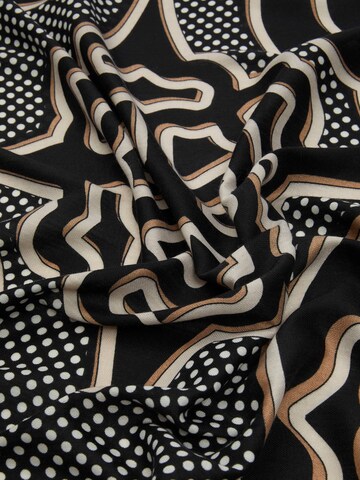GUESS Shawl in Black