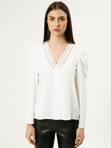 Influencer Blouse in White: front