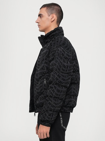 Geacă de iarnă de la Versace Jeans Couture pe negru