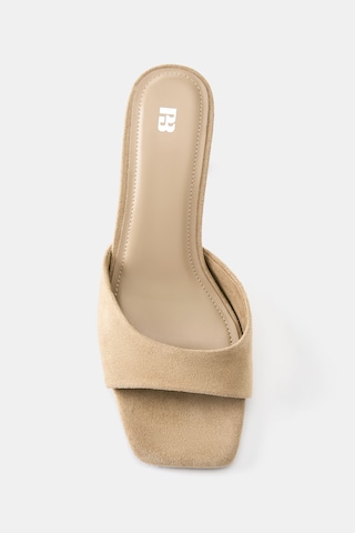 Saboți de la Pull&Bear pe bej