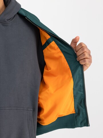 ALPHA INDUSTRIES Átmeneti dzseki 'MA-1 TT' - zöld