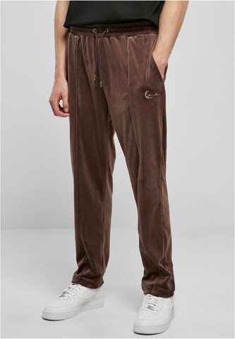 Karl Kani Regular Pants in Brown: front