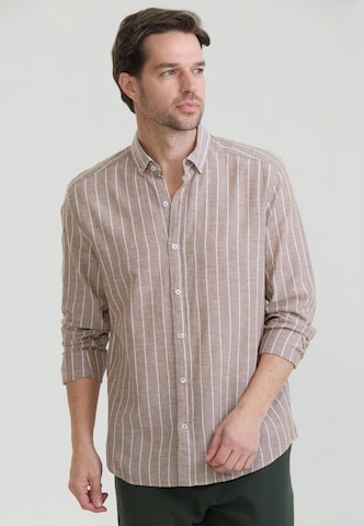 Coupe regular Chemise Felix Hardy en marron : devant