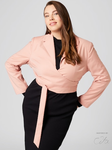 Guido Maria Kretschmer Curvy Blazer 'Panthea' inspired by Cita in Pink: predná strana