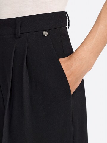 Wide leg Pantaloni con pieghe di Rich & Royal in nero