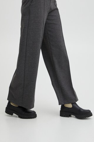 Wide leg Pantaloni con piega frontale 'KATE' di ICHI in grigio