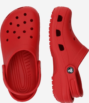 Pantofi deschiși 'Classic' de la Crocs pe roșu
