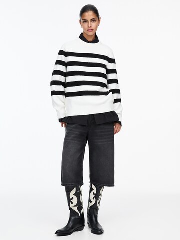 Pulover de la Pull&Bear pe alb