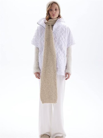 Rivus Vest in White: front