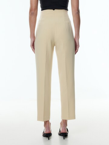regular Pantaloni con piega frontale 'Charlotta' di EDITED in giallo