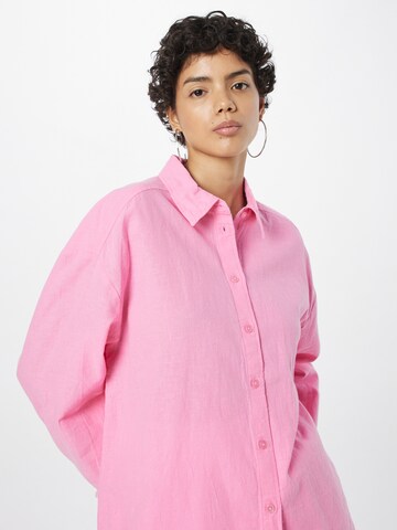 Monki - Blusa em rosa