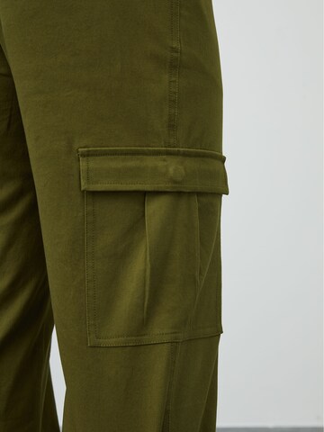 DAN FOX APPAREL - Tapered Calças cargo 'Damon' em verde