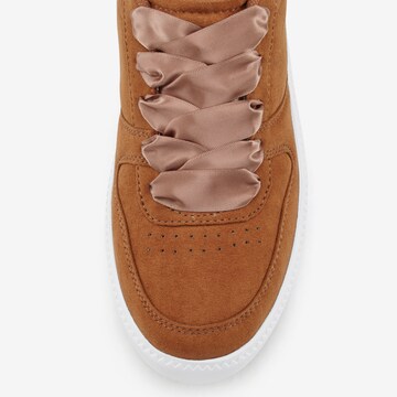 LASCANA - Zapatillas deportivas bajas en marrón
