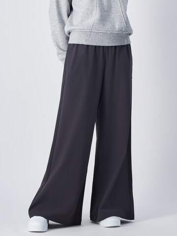 Champion Authentic Athletic ApparelWide Leg/ Široke nogavice Hlače - siva boja: prednji dio