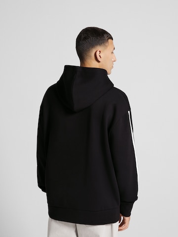 BershkaSweater majica - crna boja
