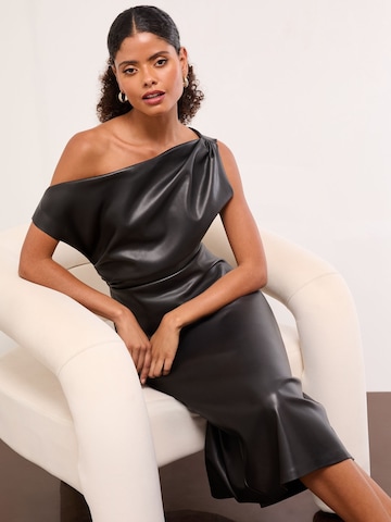 Lipsy Kleid in Schwarz