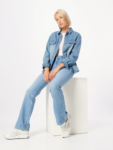 WRANGLER Flared Jeans in Blau