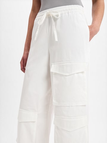 Marie Lund Flared Hose ' ' in Weiß