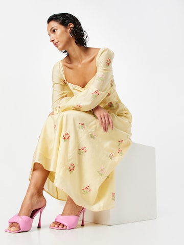 Robe Warehouse en jaune