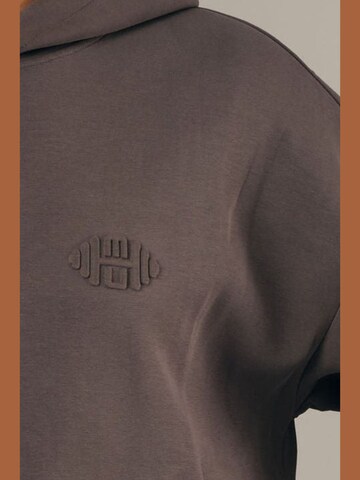 Muscle Up - Camiseta deportiva 'Monument Hoodie' en gris