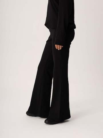 FEMSSY Flared Bukser 'SWAY PANTS BLACK' i sort
