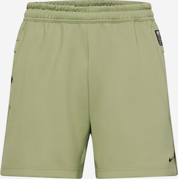 Regular Pantalon outdoor NIKE en vert : devant