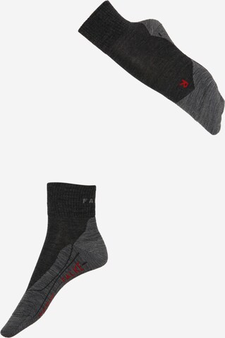 Chaussettes de sport FALKE en gris : devant